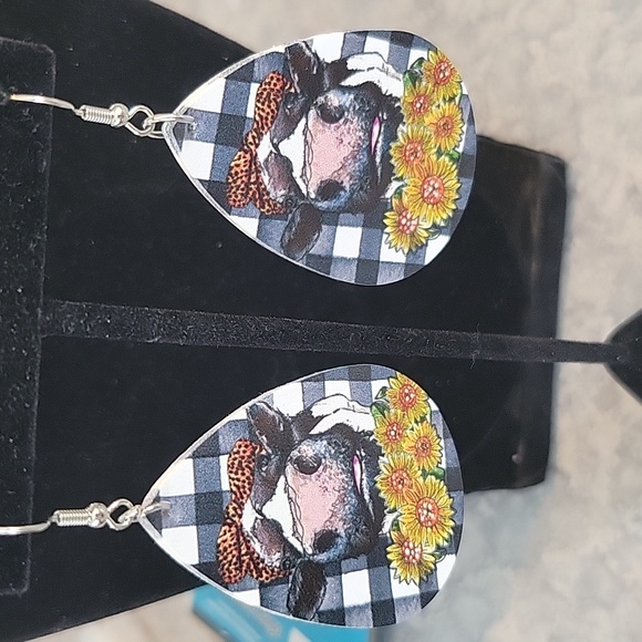 #D 🐄 Cow Faux Leather Earrings 🐮🐮🐄 - Picture 1 of 3